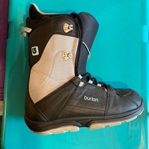 Worn once/good condition! Women’s Burton Tribute Snowboarding boot.